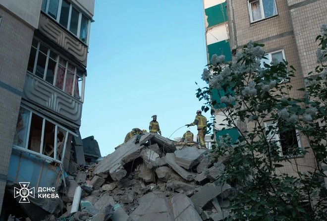 Поліція показала перші хвилини після удару по багатоповерхівці у Києві